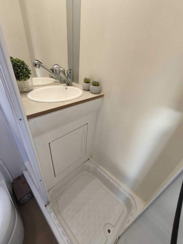 citroen-itineo-740pj-2018-interior-baño con ducha.jpg