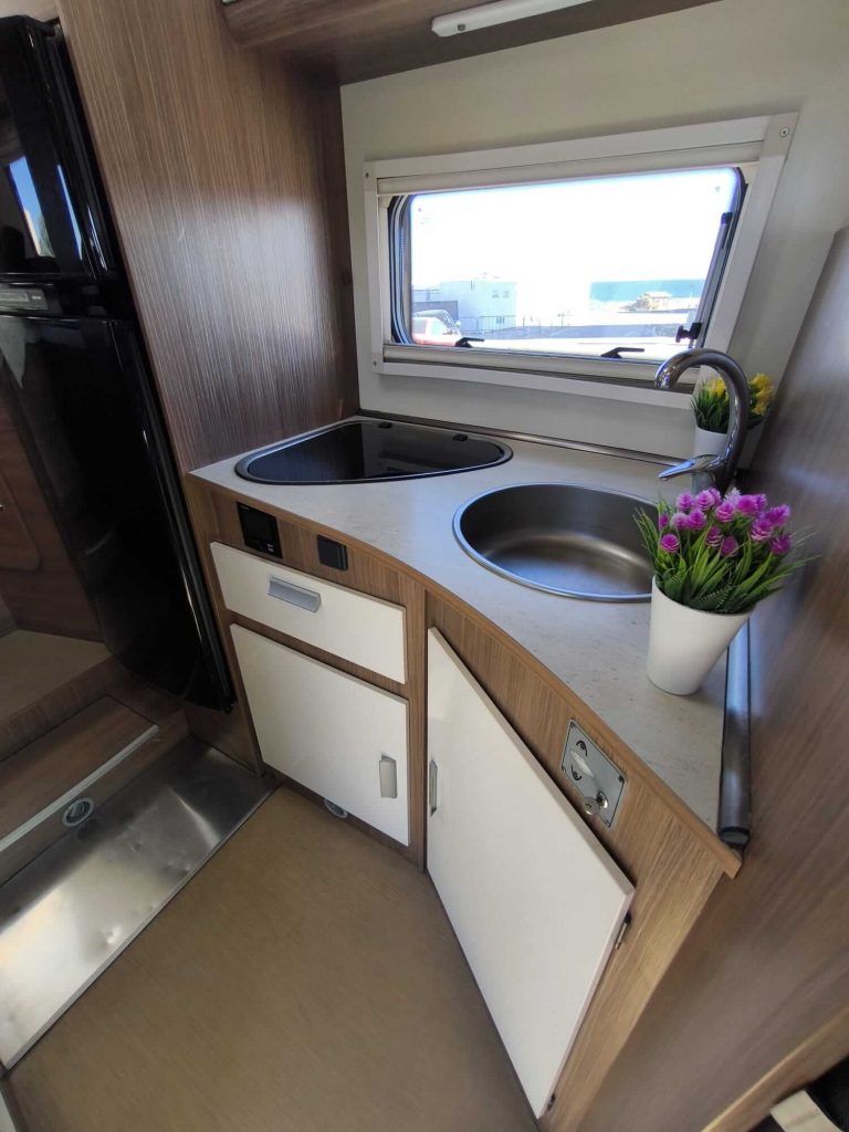 citroen-itineo-740pj-2018-interior-cocina 3 fuegos.jpg