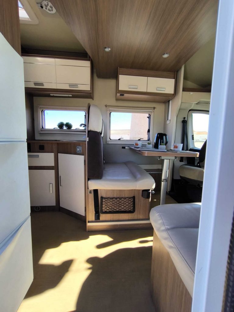 citroen-itineo-740pj-2018-interior-cocina y salon6.jpg