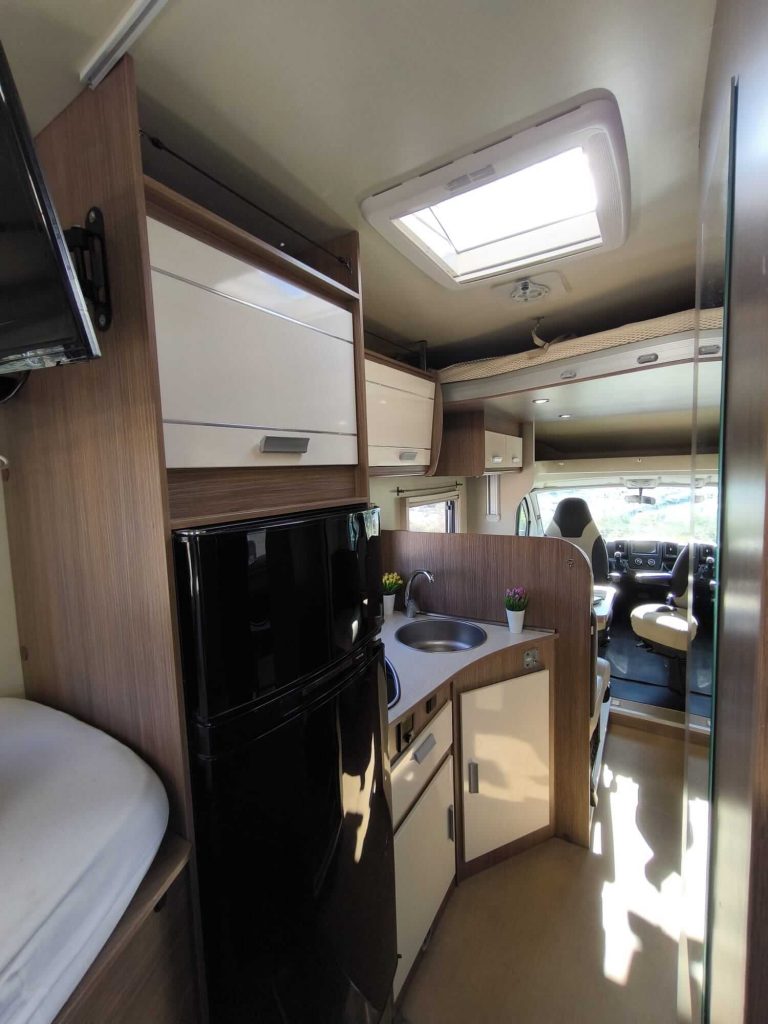 citroen-itineo-740pj-2018-interior-cocina con nevera grande.jpg