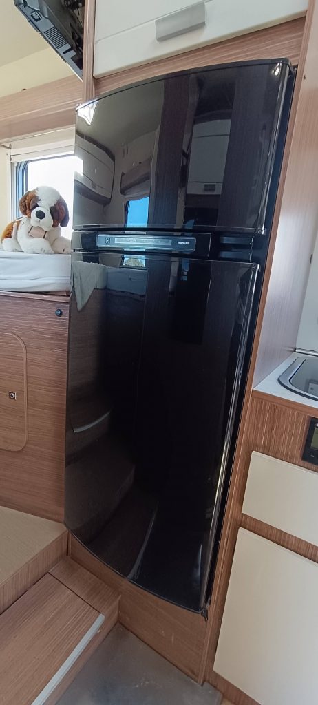 citroen-itineo-740pj-2018-interior-nevera trivalente grande.jpg