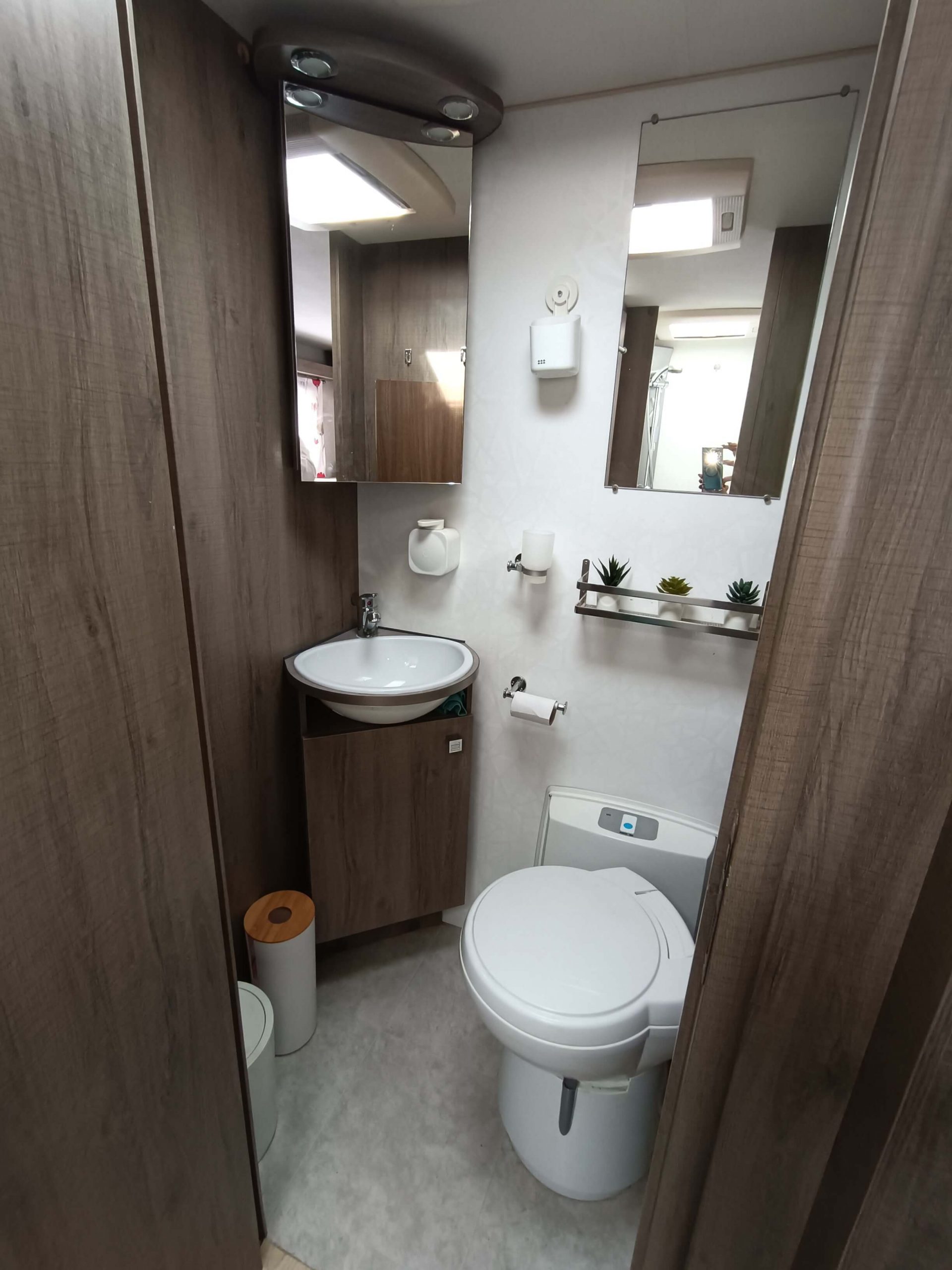 Baño con inodoro y lavabo en autocaravana Bavaria Arctic I74