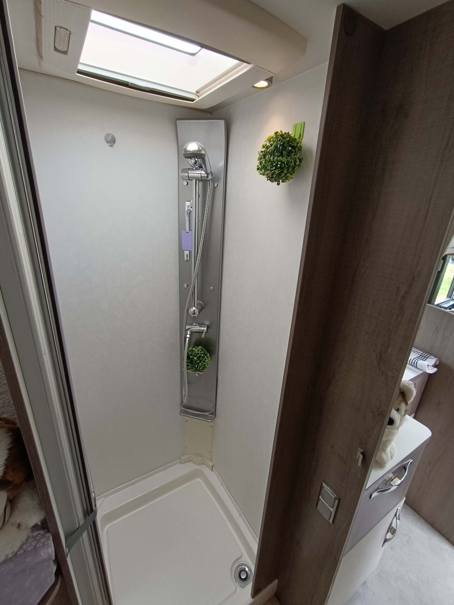 Ducha independiente en autocaravana Bavaria Arctic I74