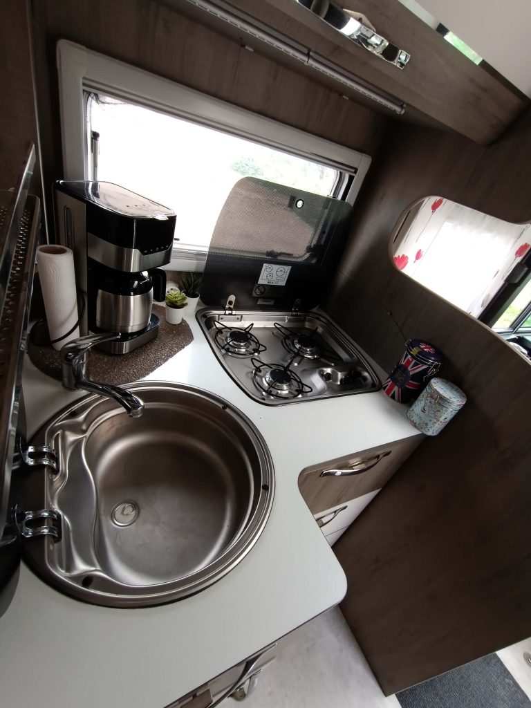 Bavaria 2014 - Cocina 3 fuegos - Fregadero y Nevera grande trivalente 1 (12)