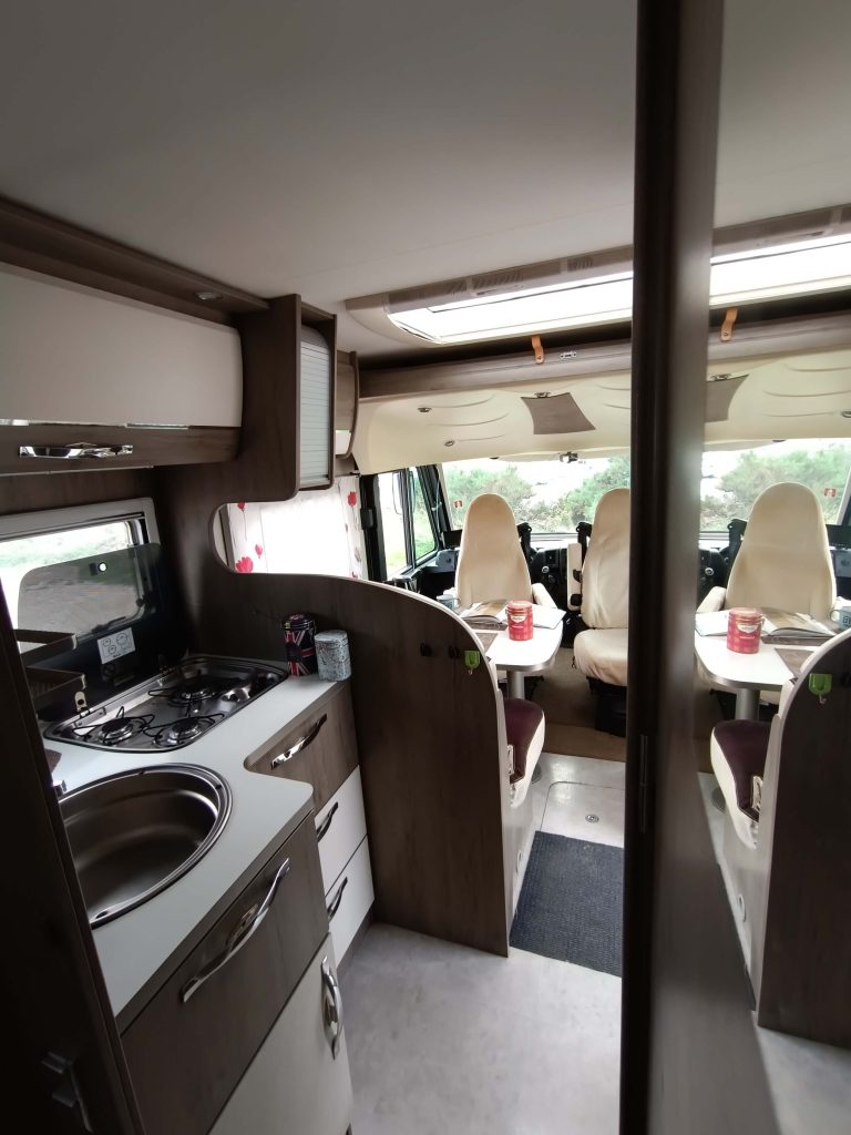 Bavaria 2014 - Cocina 3 fuegos - Fregadero y Nevera grande trivalente 1 (13)