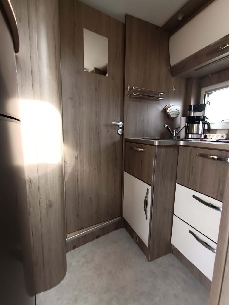 Bavaria 2014 - Cocina 3 fuegos - Fregadero y Nevera grande trivalente 1 (16)