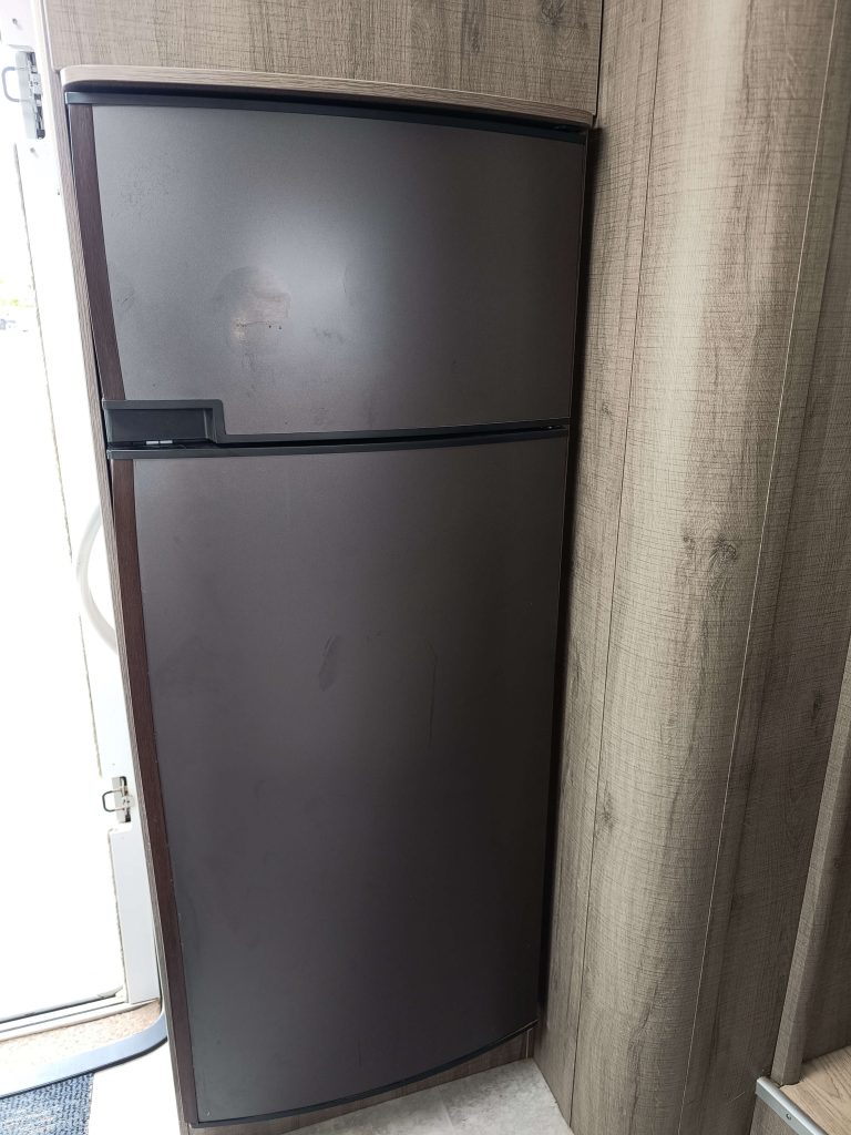 Bavaria 2014 - Cocina 3 fuegos - Fregadero y Nevera grande trivalente 1 (3)