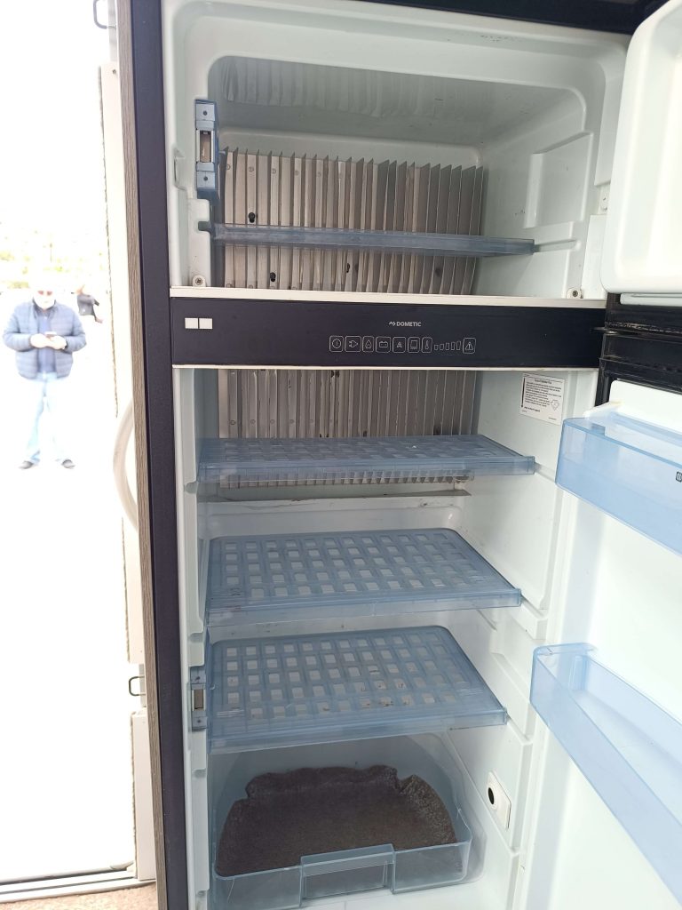 Bavaria 2014 - Cocina 3 fuegos - Fregadero y Nevera grande trivalente 1 (4)