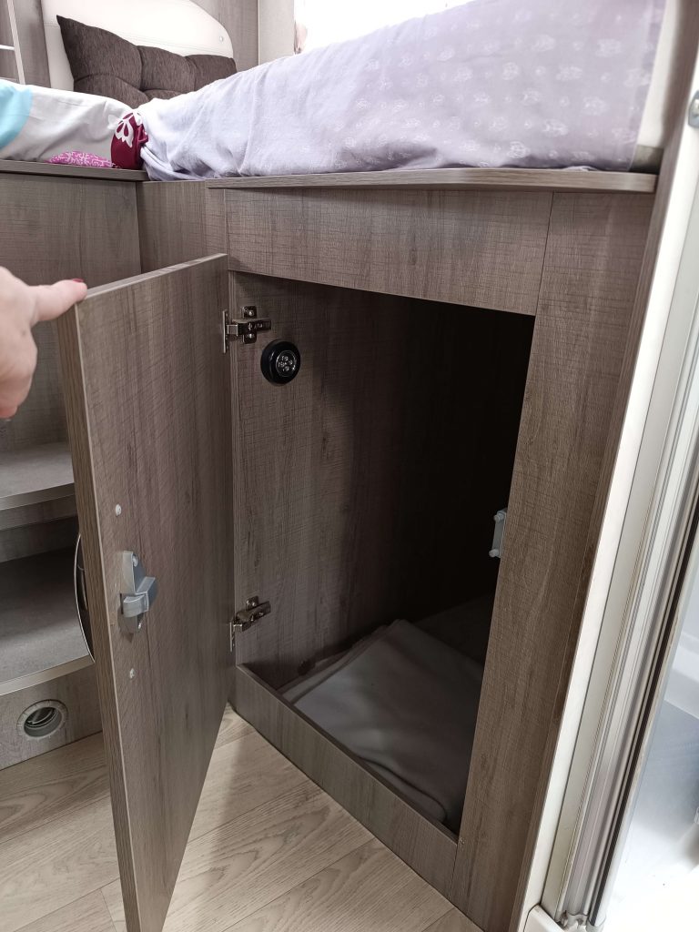 Bavaria 2014 - Cocina 3 fuegos - Fregadero y Nevera grande trivalente 1 (7)