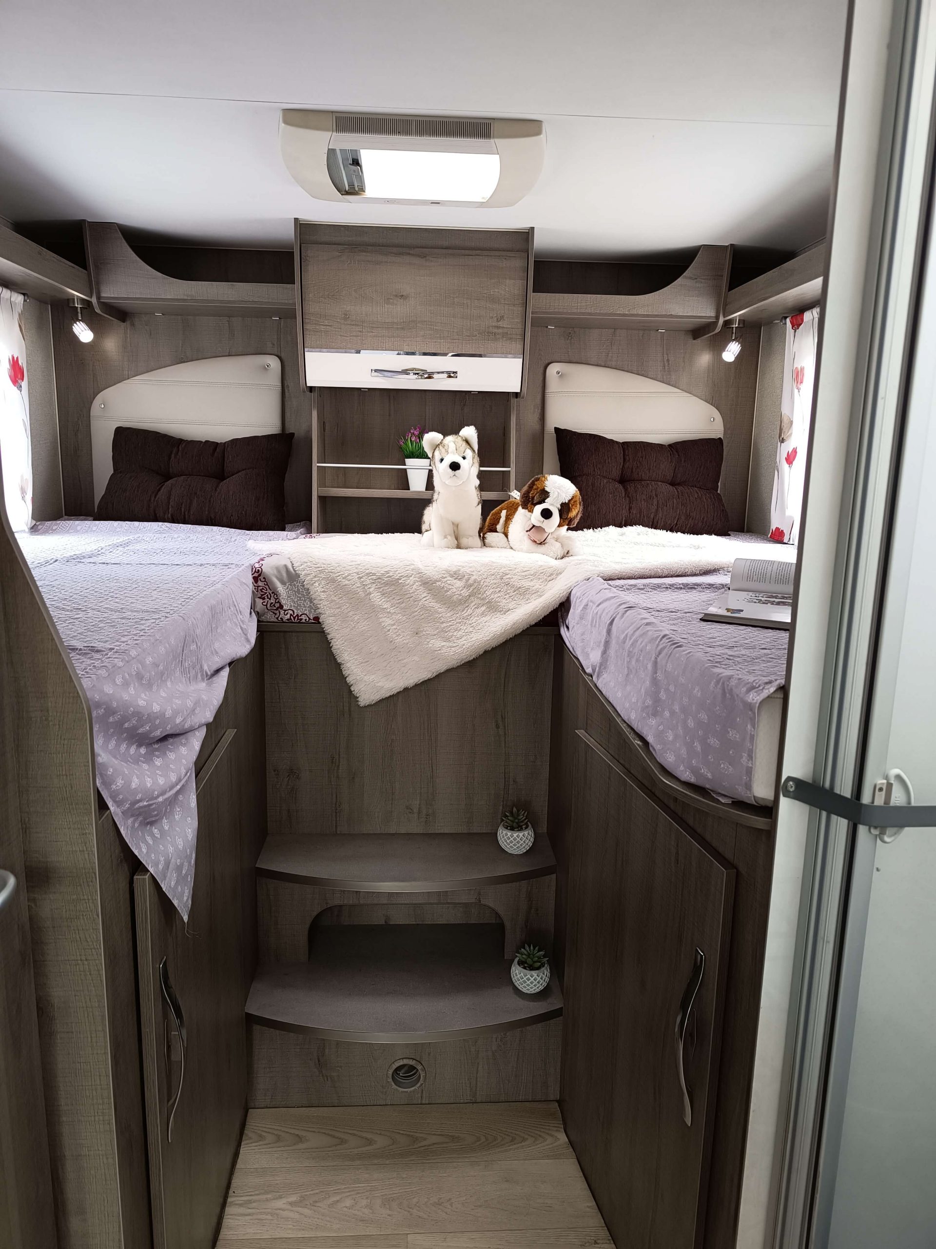 Camas gemelas traseras con TV en autocaravana Bavaria Arctic I74