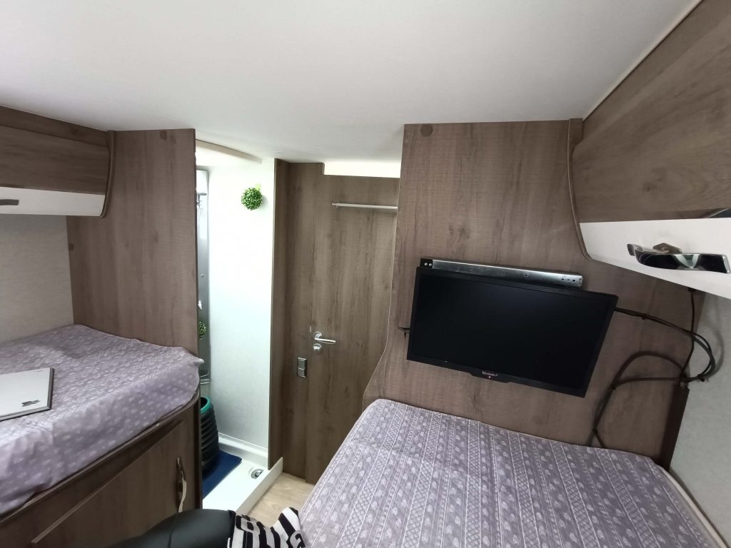 Bavaria 2014 - Dormitorio Camas Gemelas con TV (10)