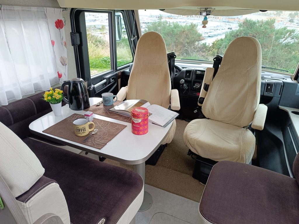 Bavaria 2014 - Salón con asientos giratorios y TV