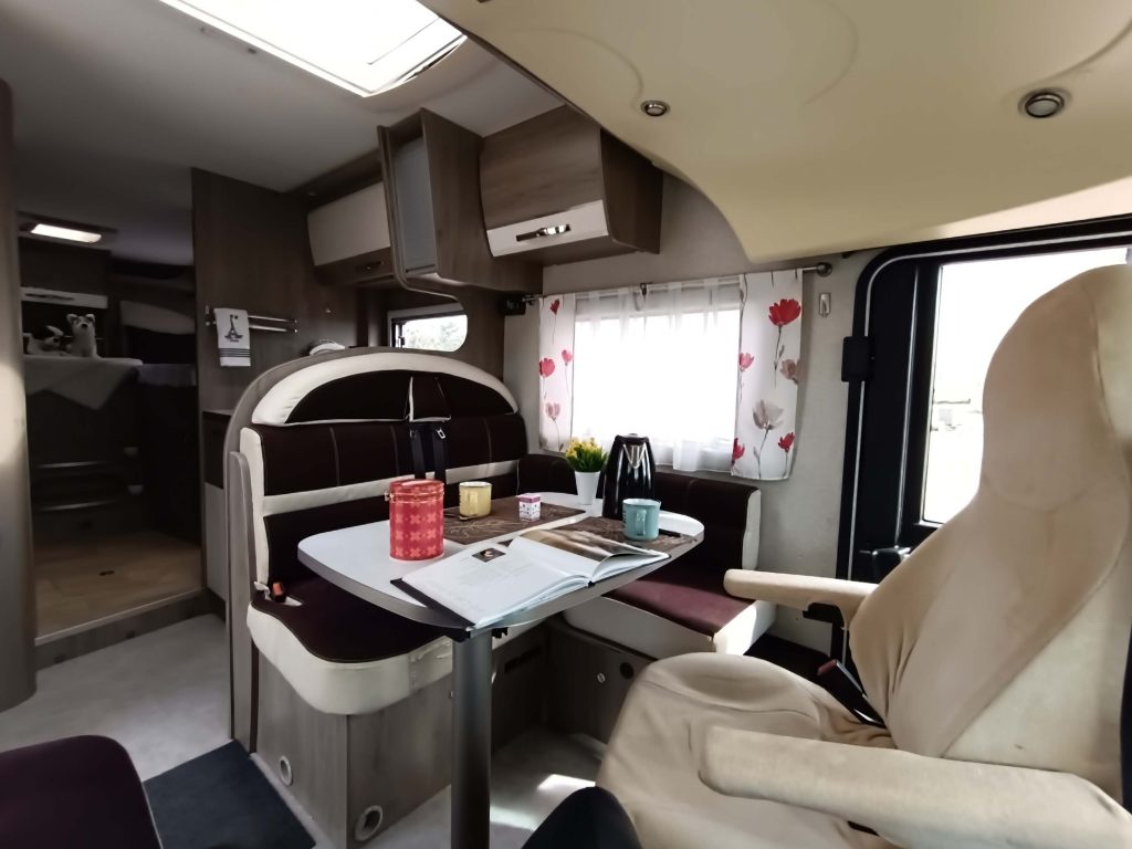 Bavaria 2014 - Salón con asientos giratorios y TV 1 (10)