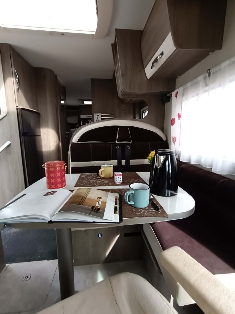 Bavaria 2014 - Salón con asientos giratorios y TV