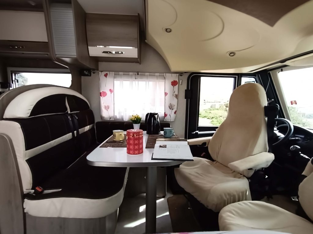 Bavaria 2014 - Salón con asientos giratorios y TV