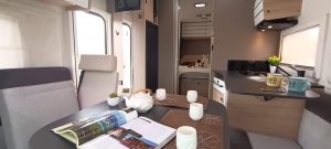 Salón y cocina Ford Challenger 268 con asientos enfrentados y nevera trivalente