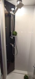 Ducha independiente en Ford Challenger 268