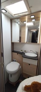 Baño con inodoro y lavabo en Ford Challenger 268