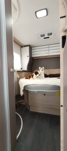 Cama isla regulable en dormitorio trasero Ford Challenger 268