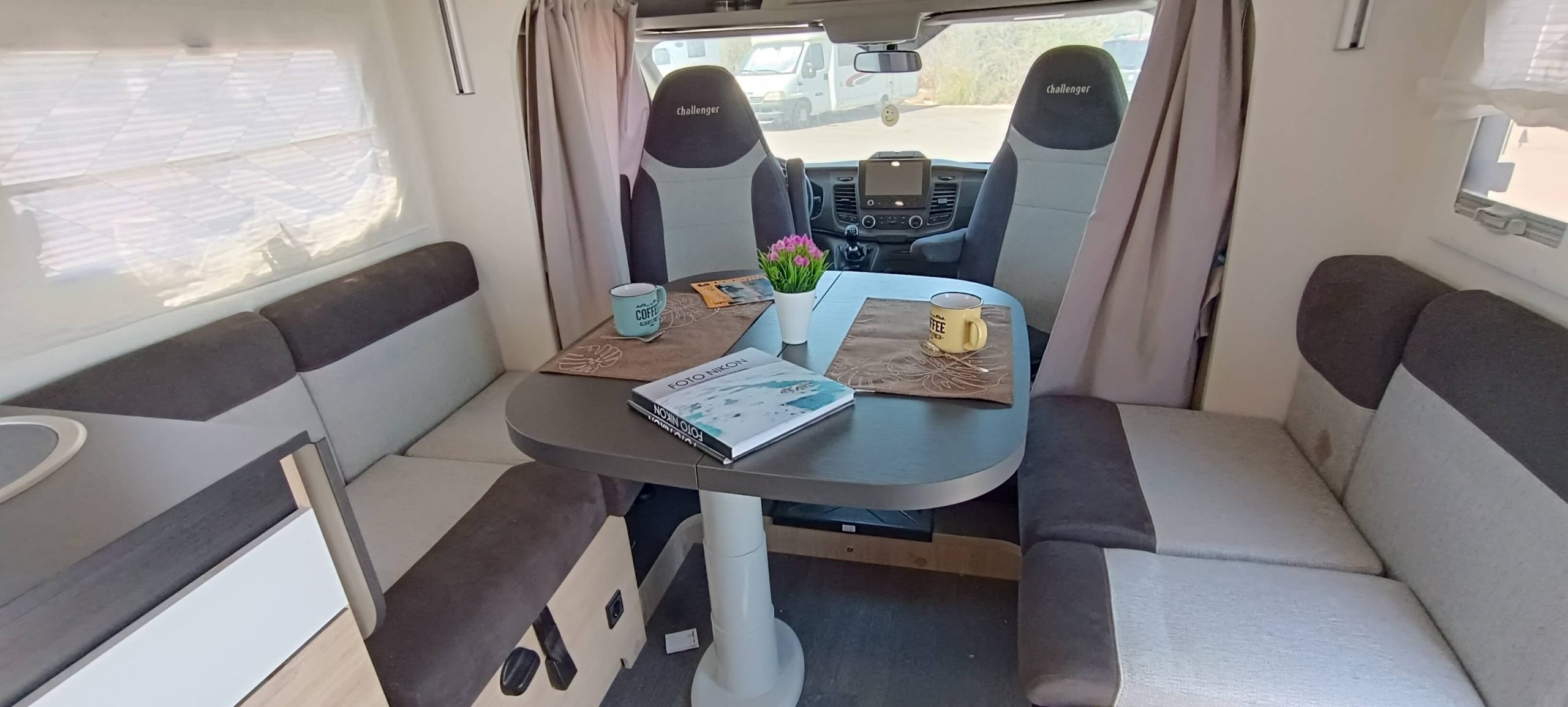 Salón y cocina Ford Challenger 264